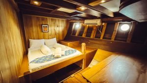 Teman-liveaboard-banda-and-flores-wooden-boat-cabin