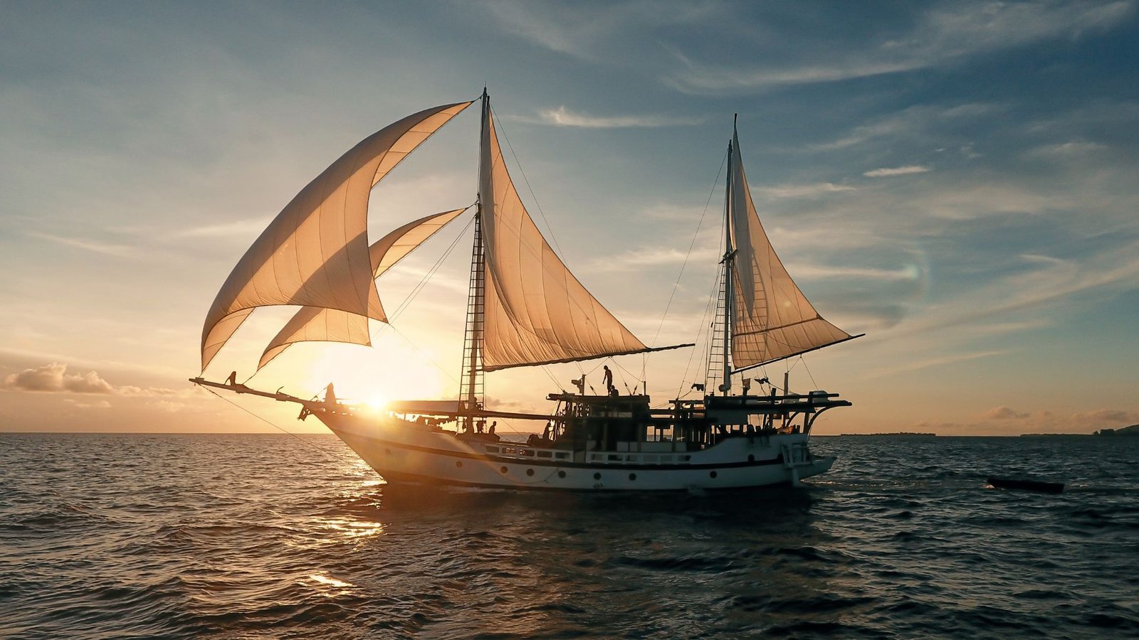 Indonesia Liveaboard: Raja Ampat, Komodo & Banda Sea