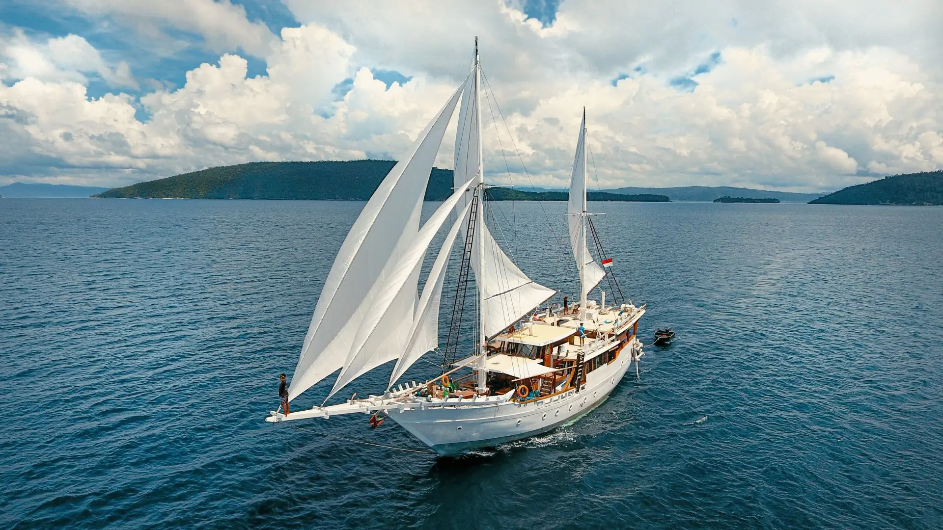 Traditional phinisi liveaboard sailing in Komodo, Indonesia, for diving and snorkeling cruises with Teman Liveaboard