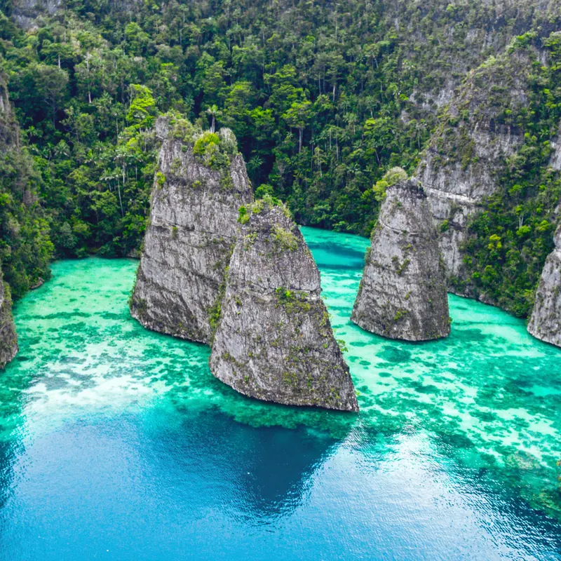 Des pitons calcaires dans un lagon turquoise de Misool