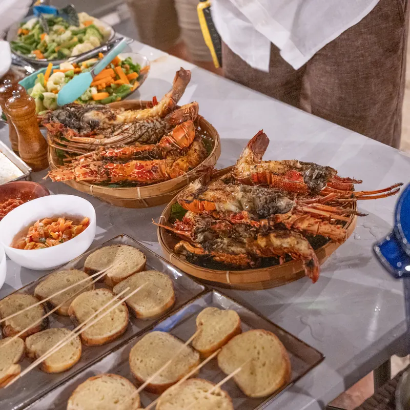 Table de barbecue sur la plage de Teman avec homard grillé à Mioskon
