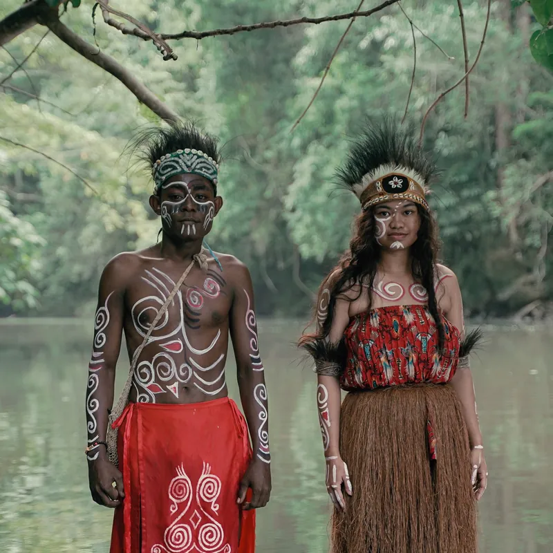 Guide papou et son partenaire en tenue traditionnelle, Raja Ampat