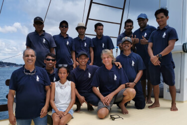 This is the image of teman boat crews and it owner for mobile phone