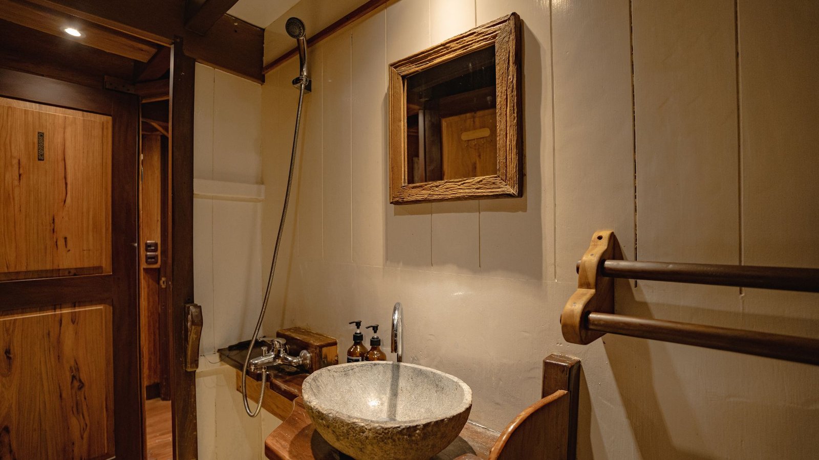 Ensuite bathroom aboard Teman Liveaboard