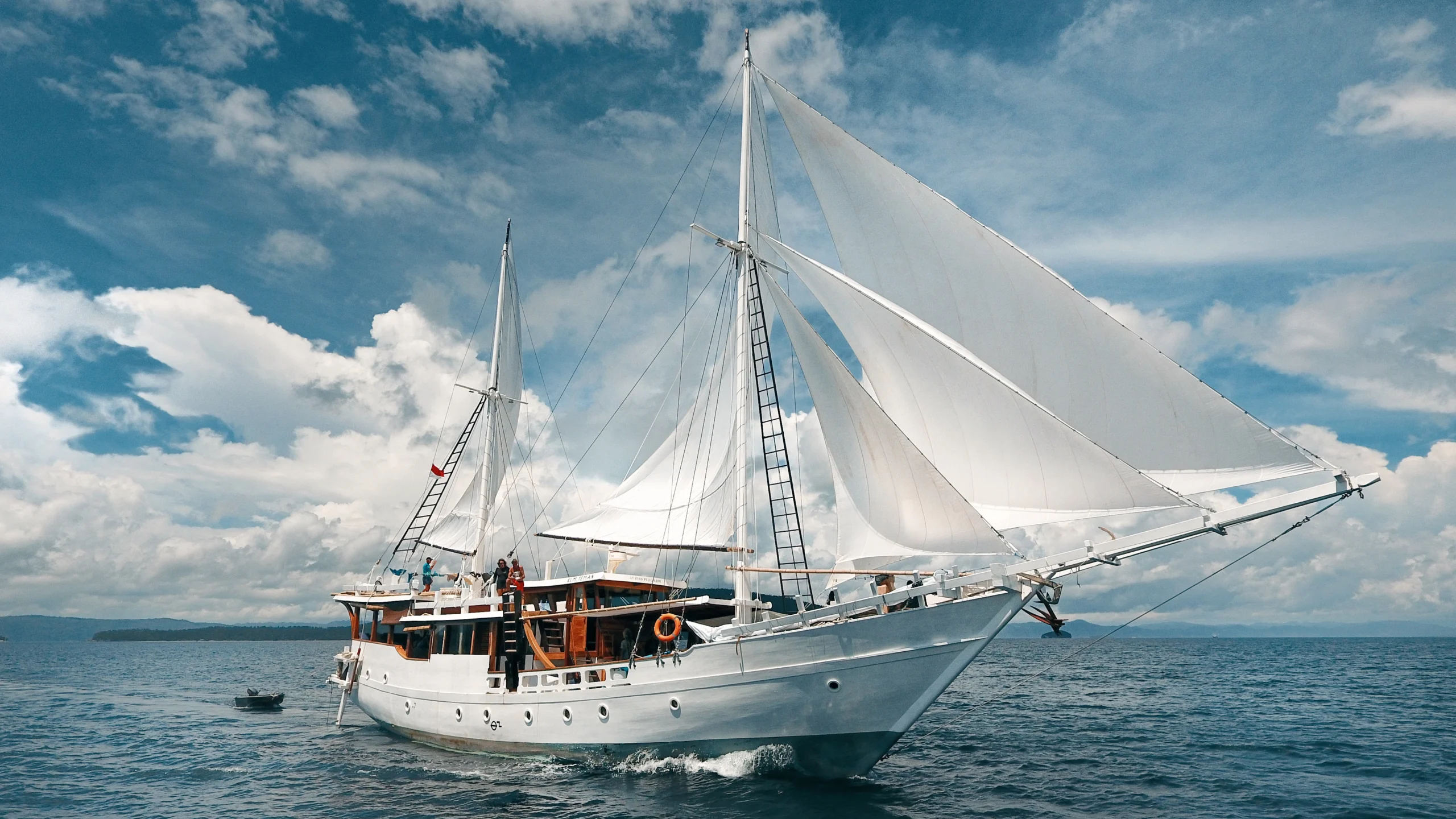 Teman Liveaboard boat sailing