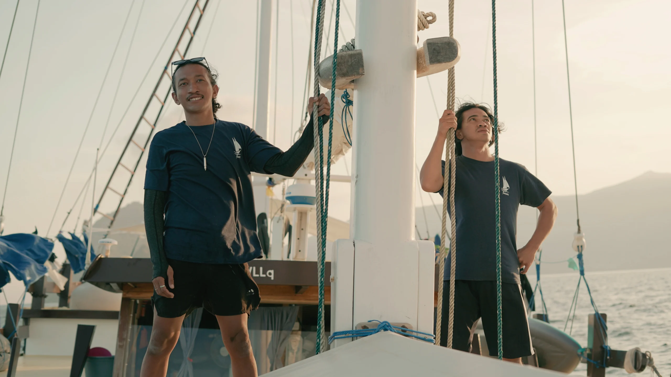 Teman Liveaboard crew putting up the sails